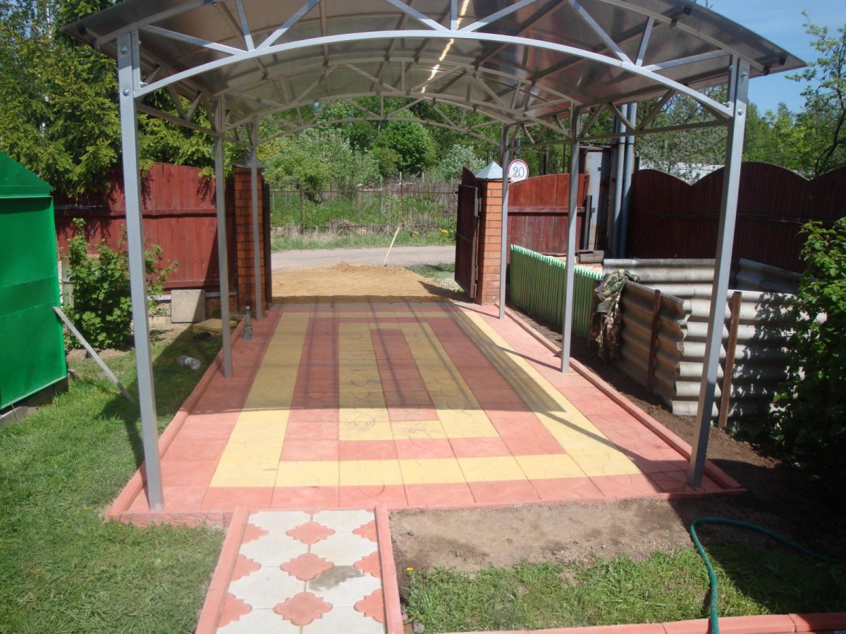 Плитка во дворе под навесом