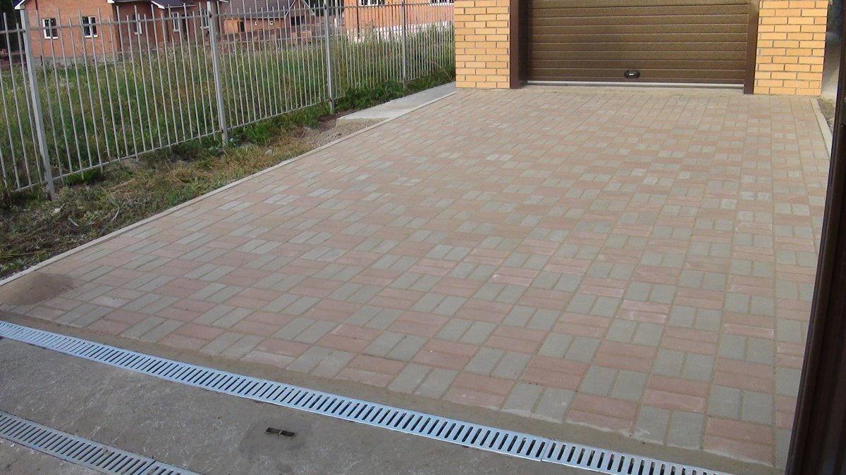 Тротуарная плитка перед гаражом заезд