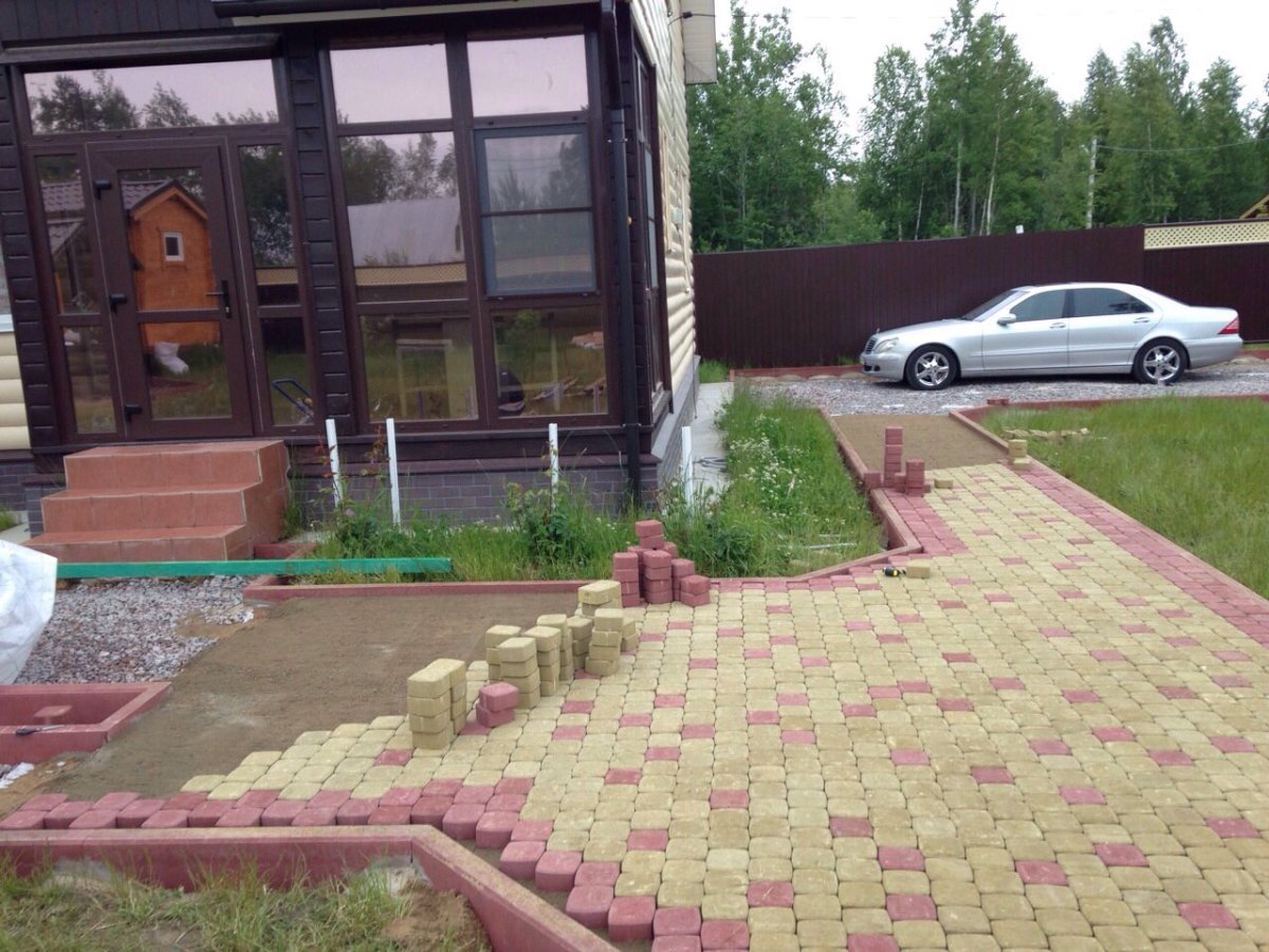 Брусчатка перед домом с клумбами