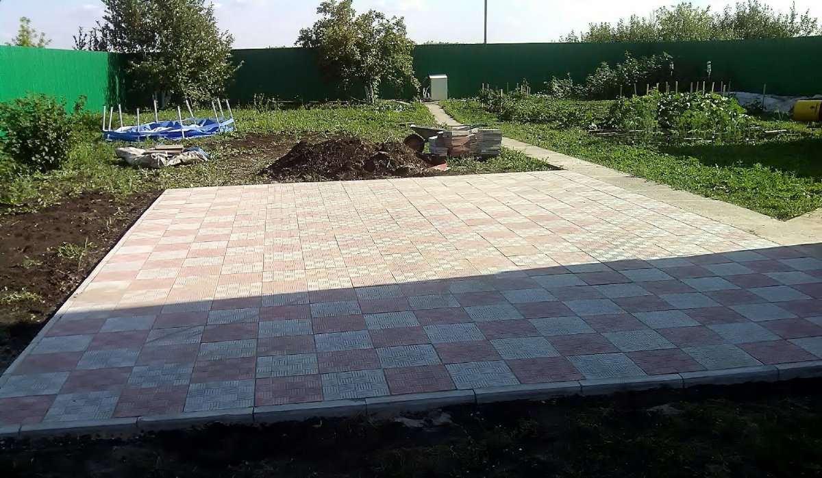 Брусчатка перед воротами