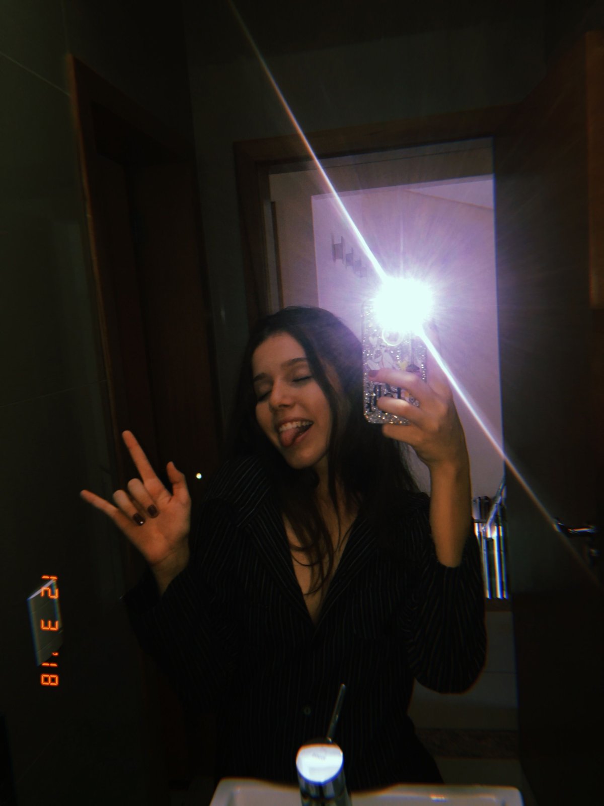 Девушки в зеркале со вспышкой