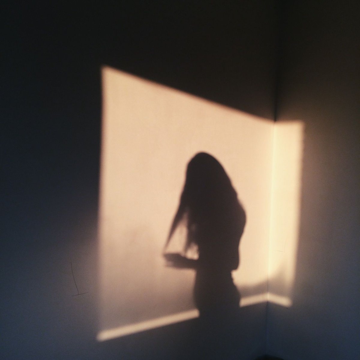 Девушка танцует в темноте