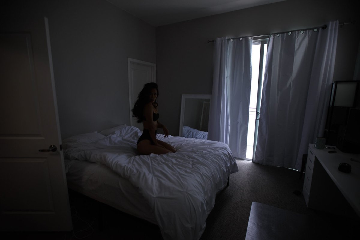 Комната с кроватью в темноте