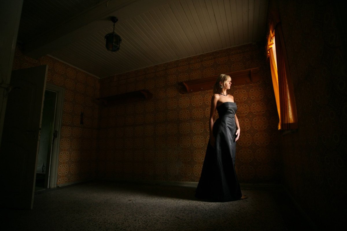 Тёмная комната с компьютером