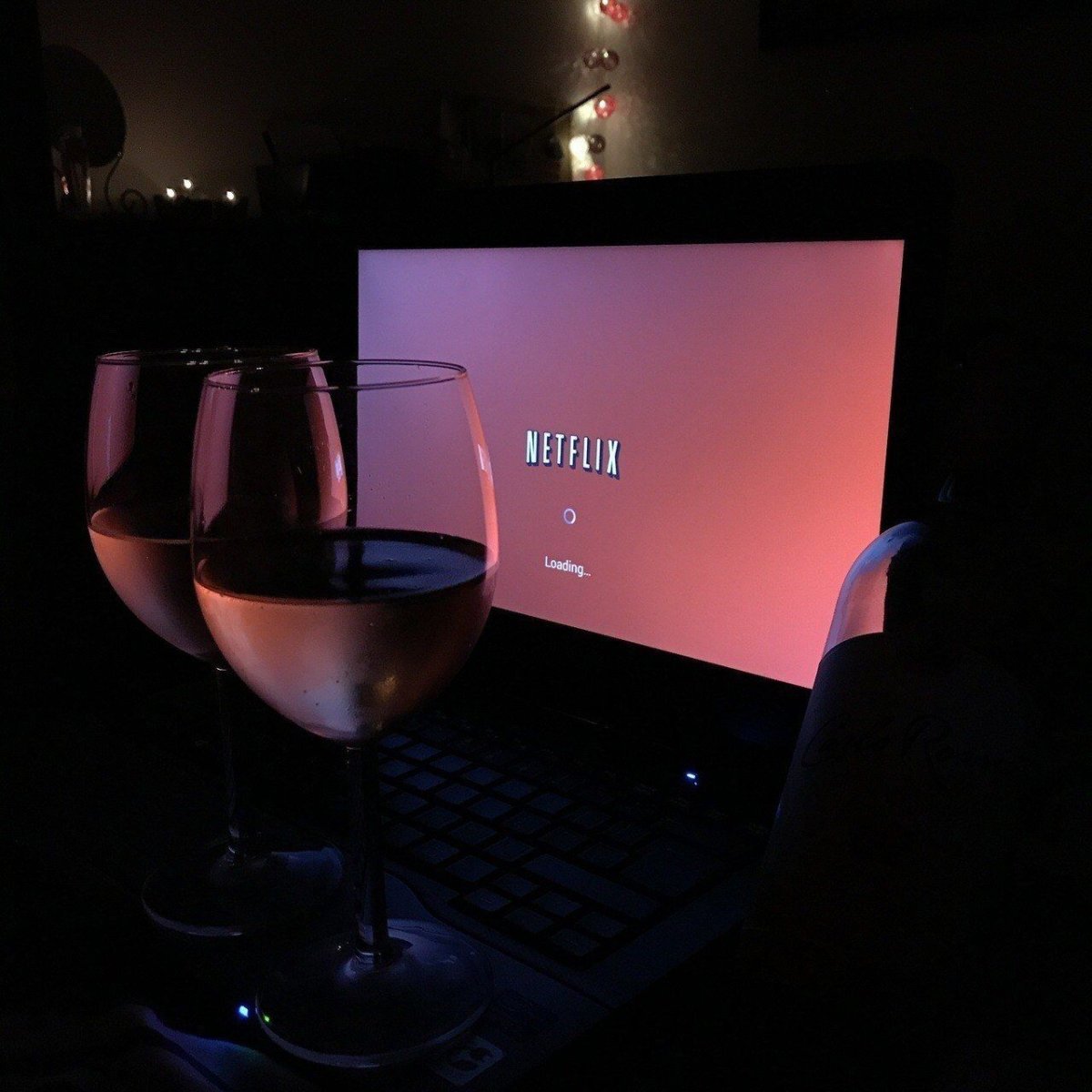 Столик в кафе в темноте