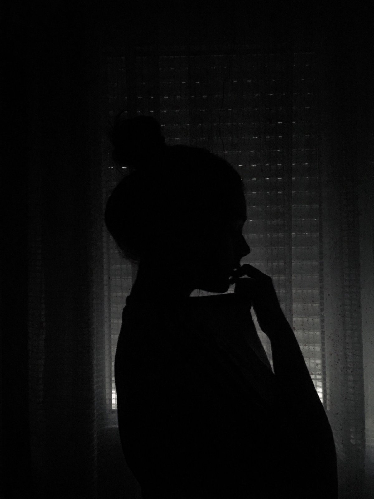 Комната с кроватью ночью