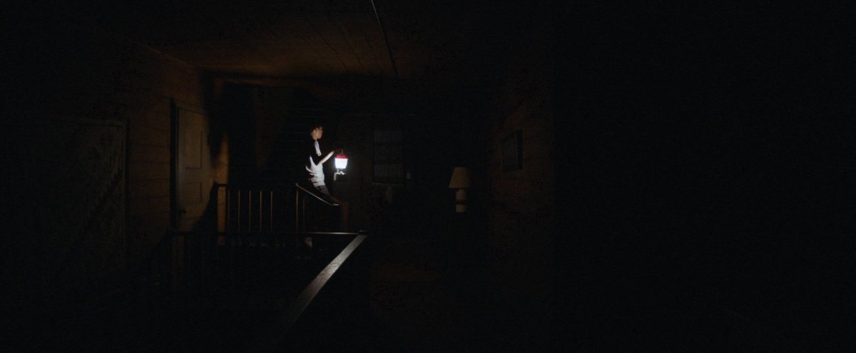 Тень девушки на стене