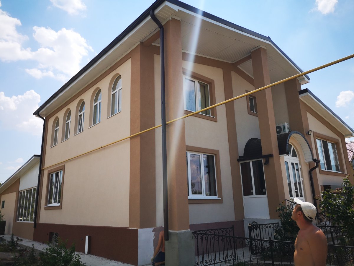 Отделка фасада мраморной крошкой