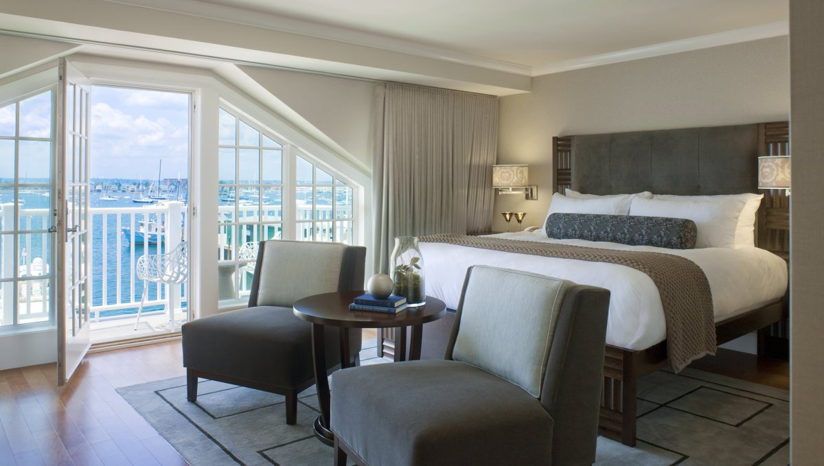 Спальня с балконом в частном доме