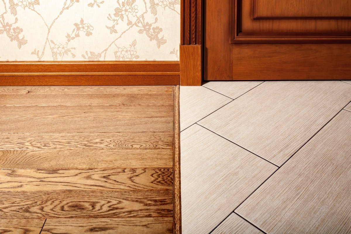 Стык плитки и паркетной доски
