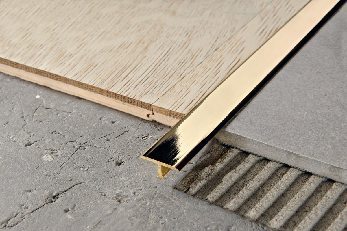 Стык ламината и плитки без порожка герметик