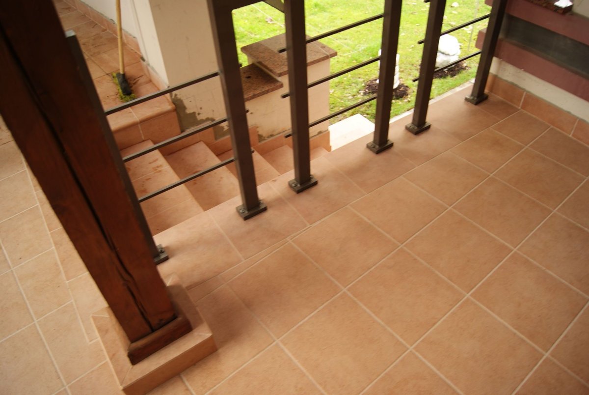 Веранда с белыми стенами