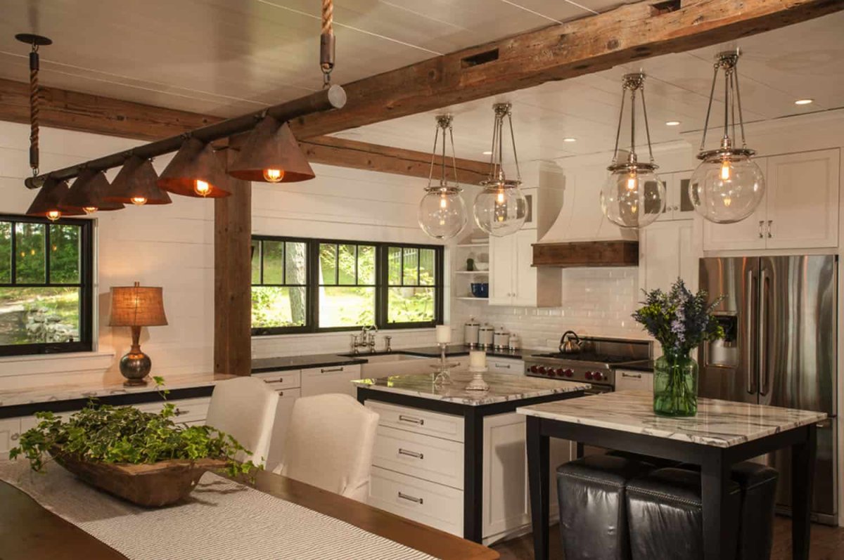 Деревянный потолок на кухне