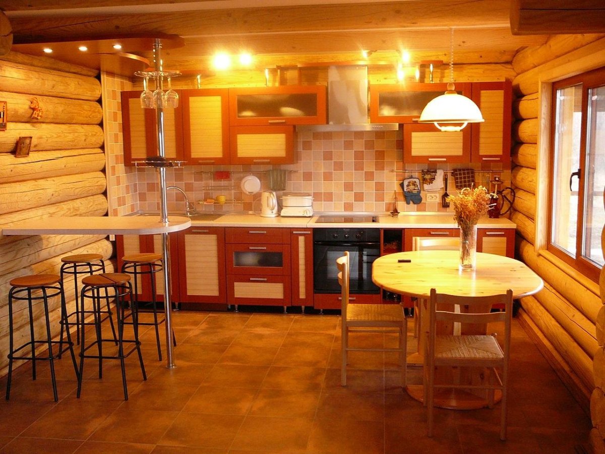 Кухня с балками на потолке