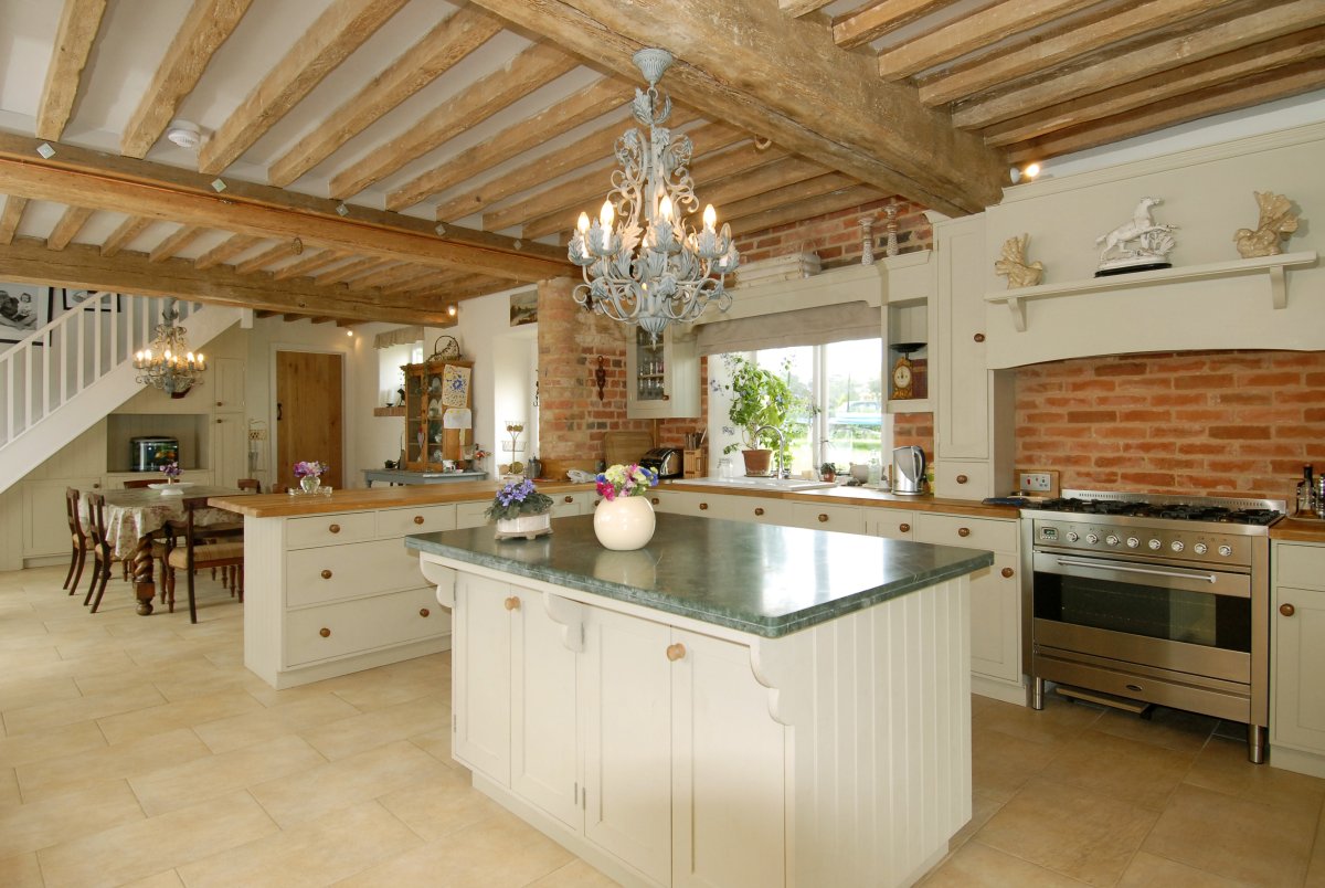 Кухня в загородном доме в стиле Прованс