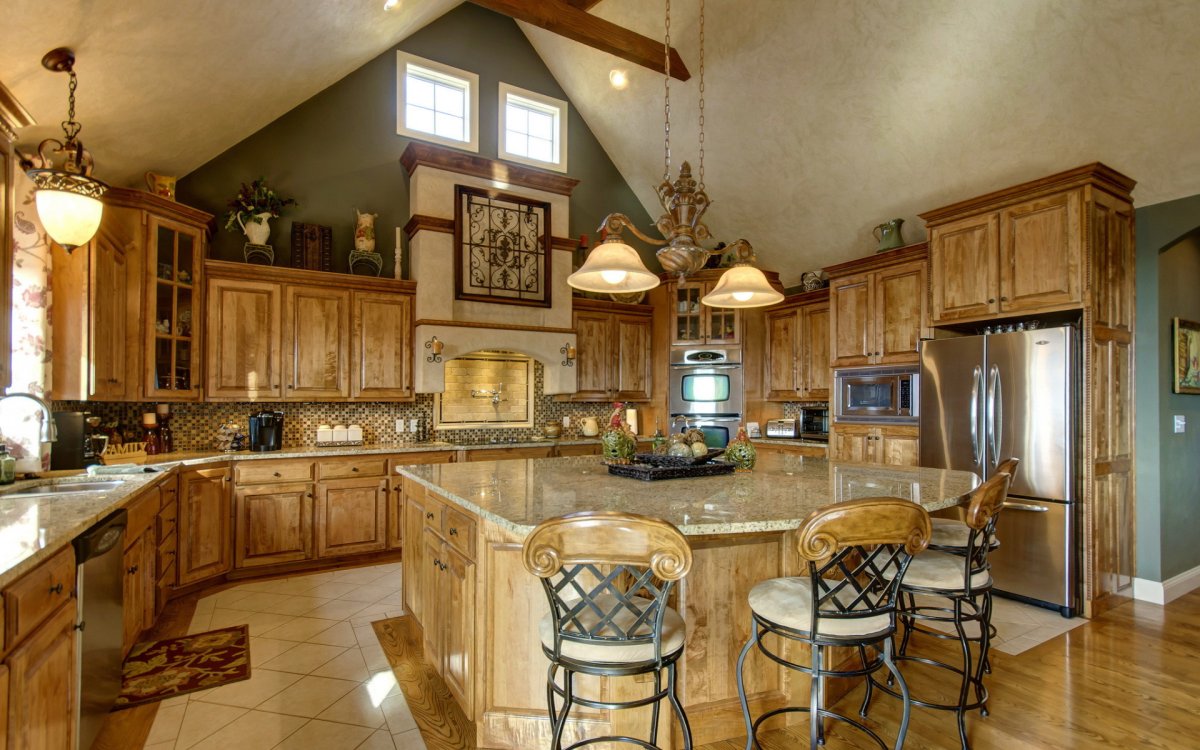 Освещение на кухне в деревянном доме