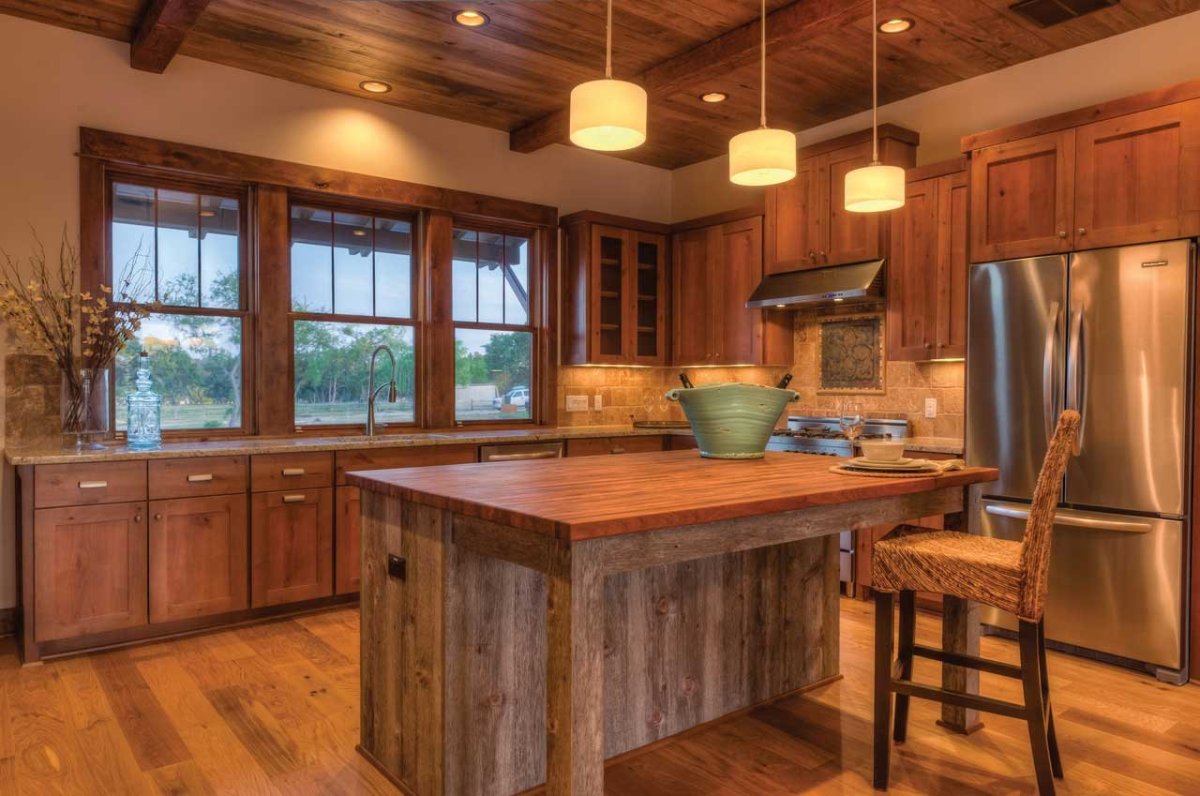 Отделка деревянного потолка