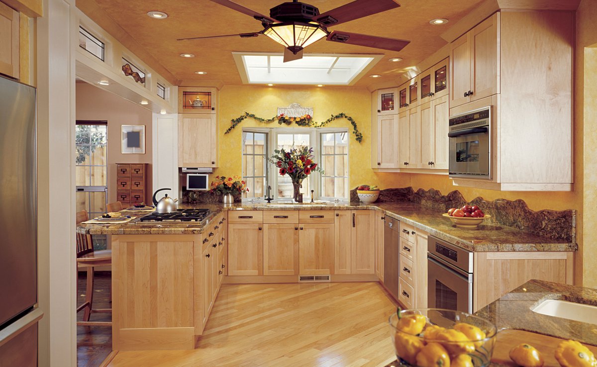 Освещение кухни в загородном доме