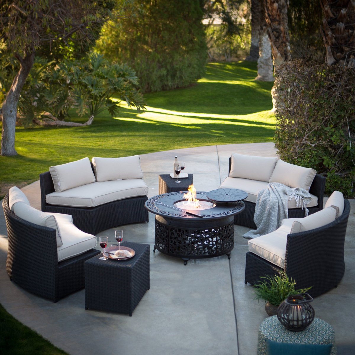 Лаунж зона на даче с бассе