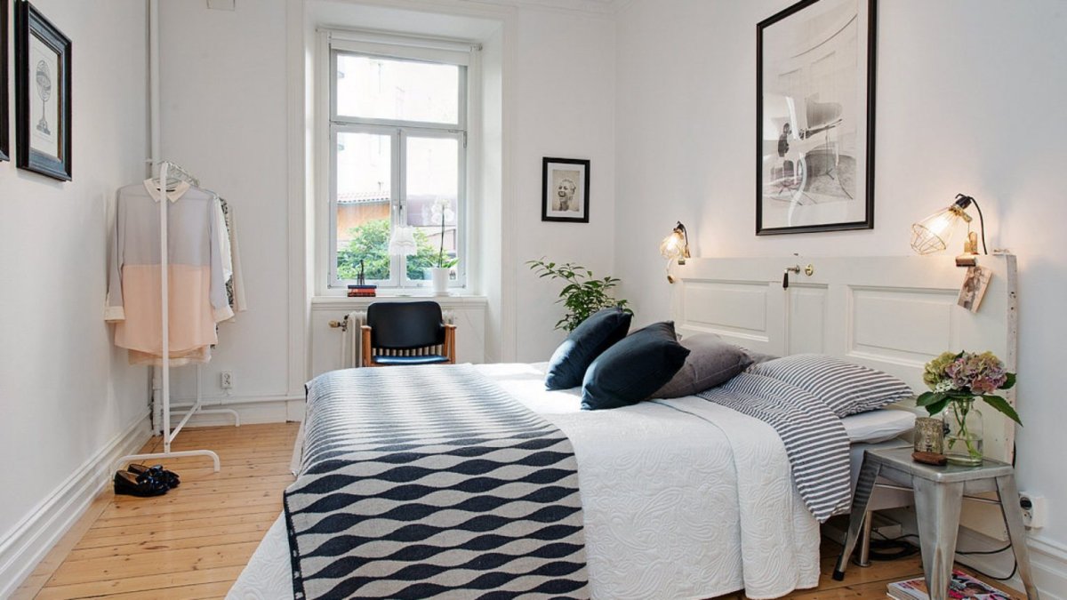 Маленькая спальня в скандинавском стиле с растительностью