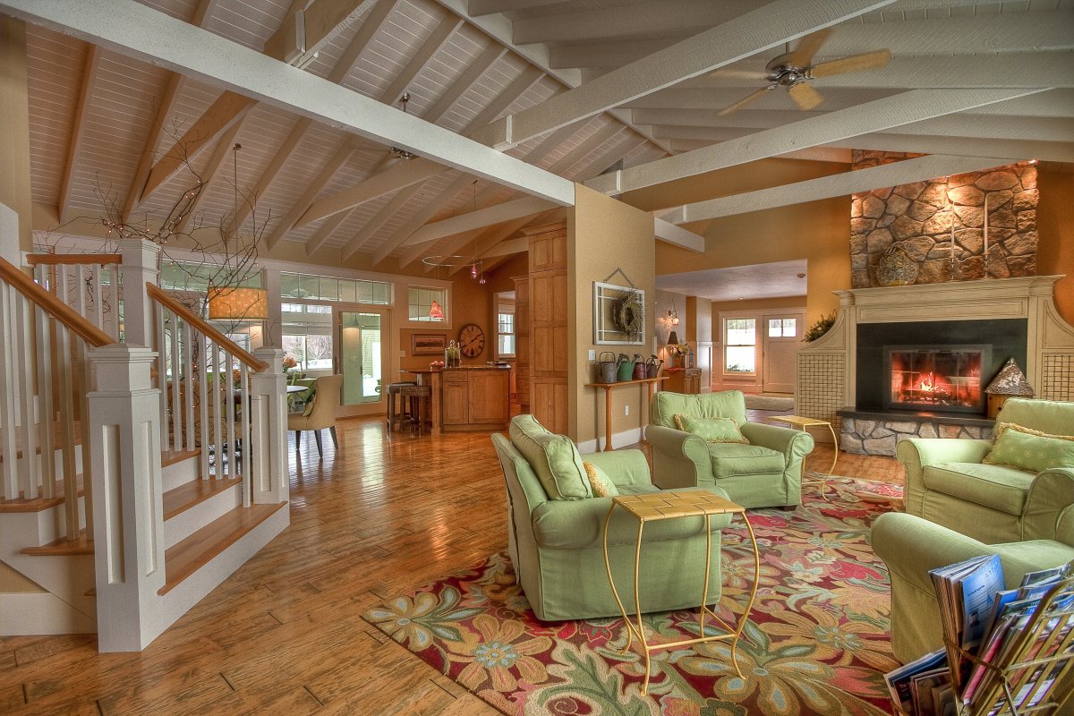 Интерьер с высокими потолками