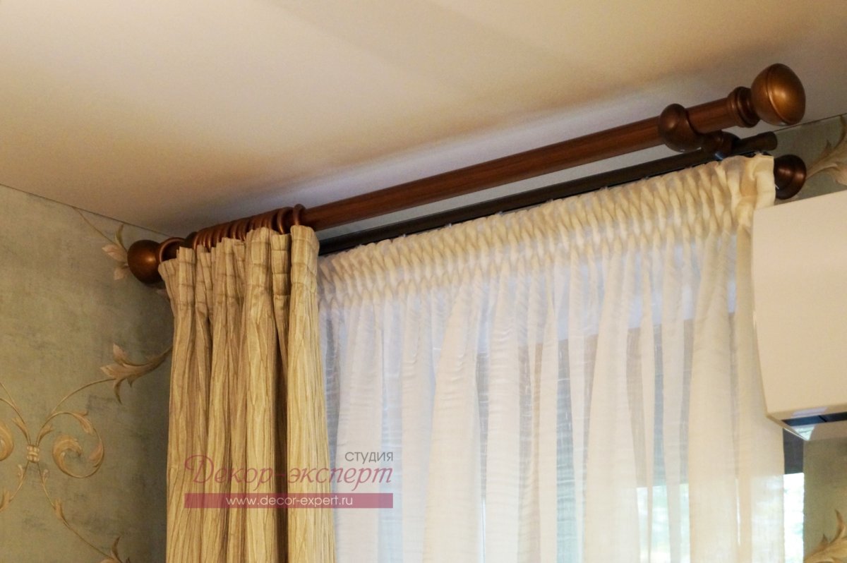 Шторы для гостиной на деревянном карнизе
