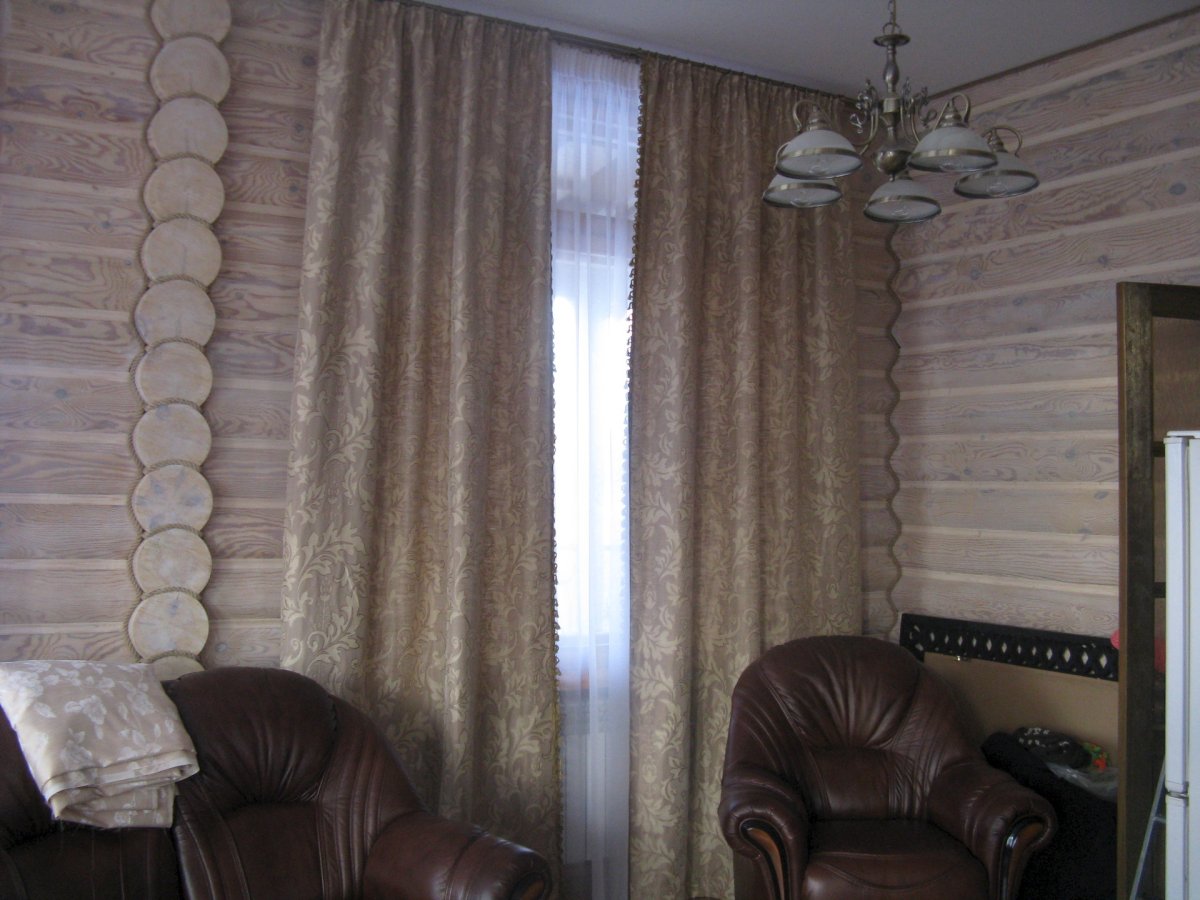 Карнизы для штор в доме из бревна