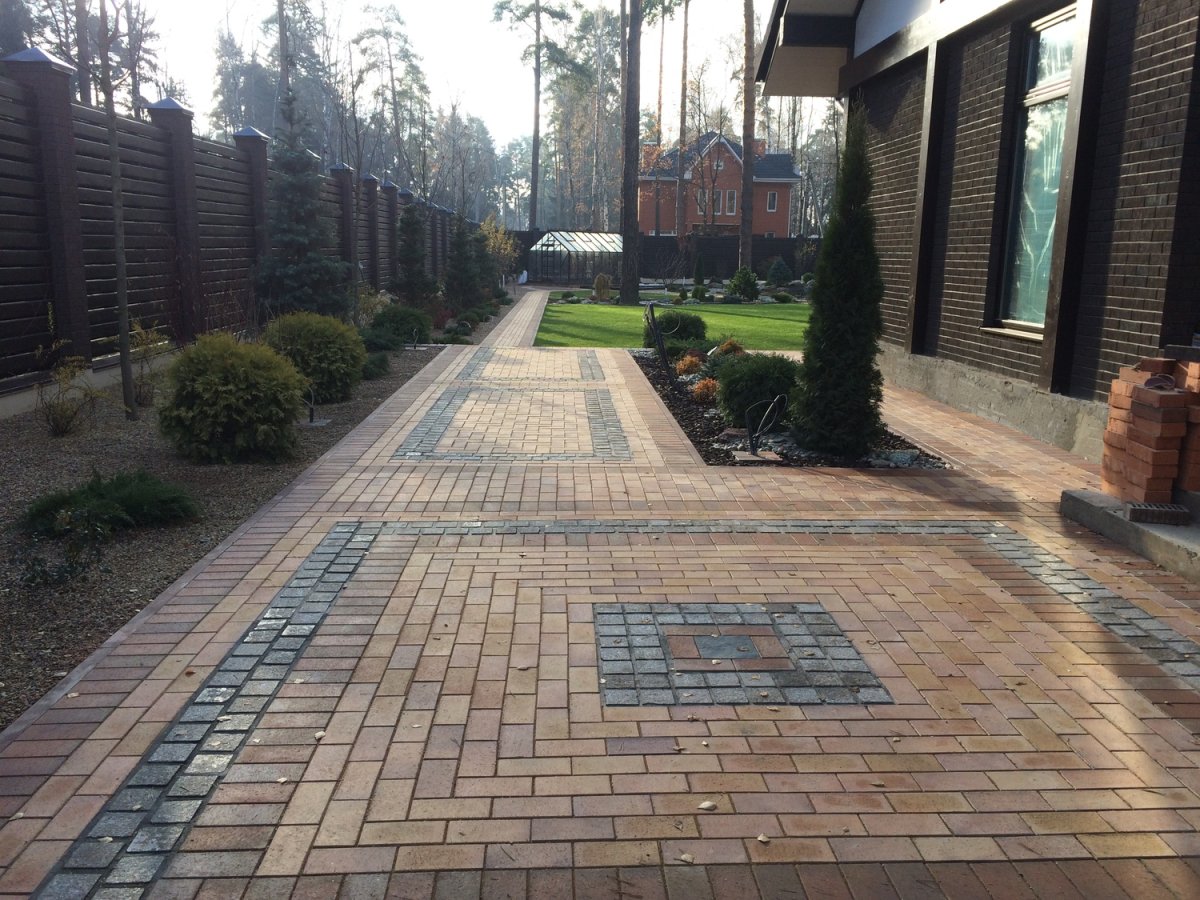 Площадка перед домом из плитки