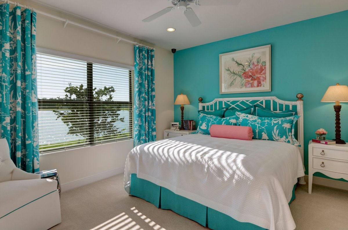 Спальня в тонах морской волны