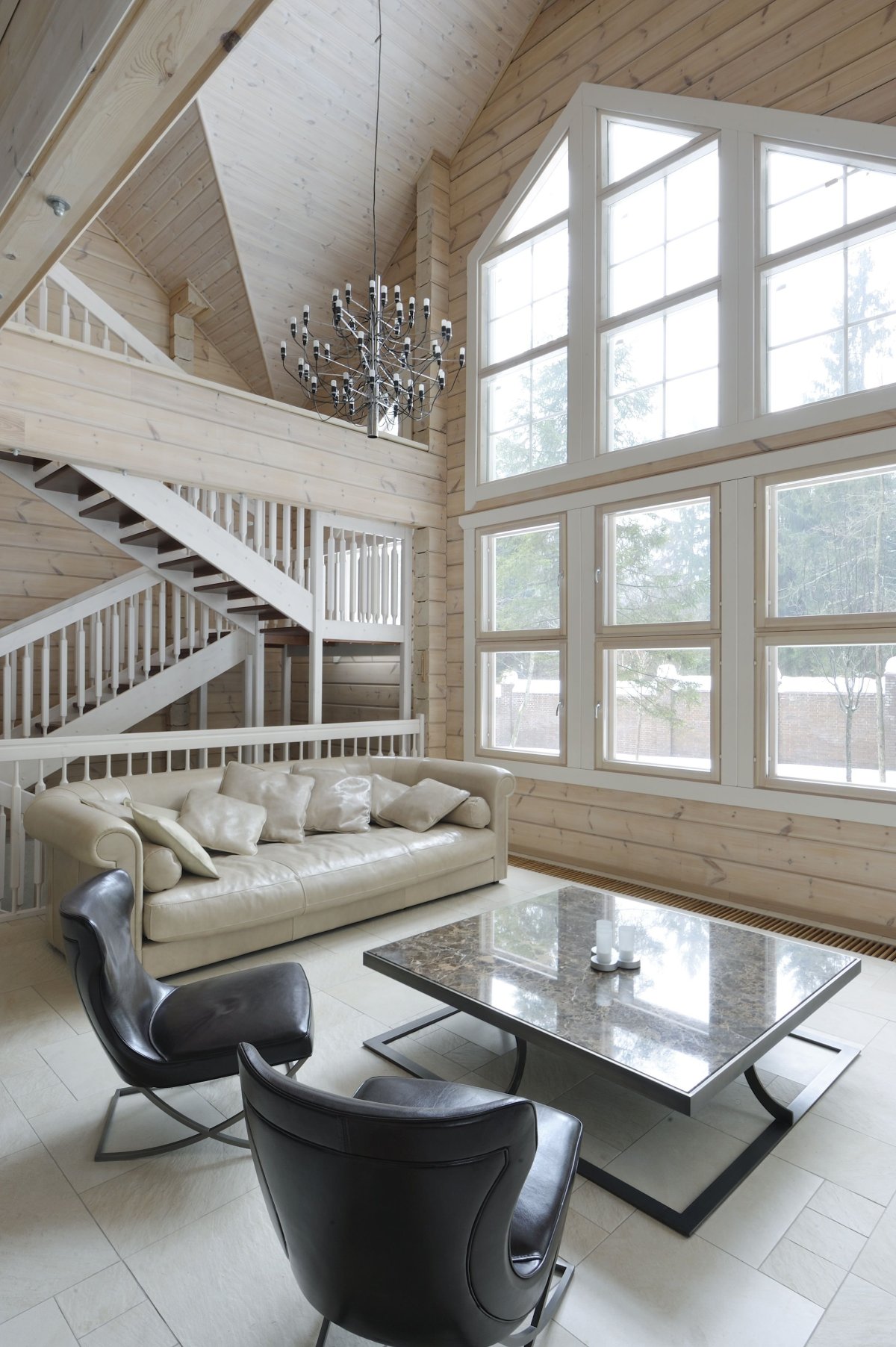 Двухэтажный дом со вторым светом