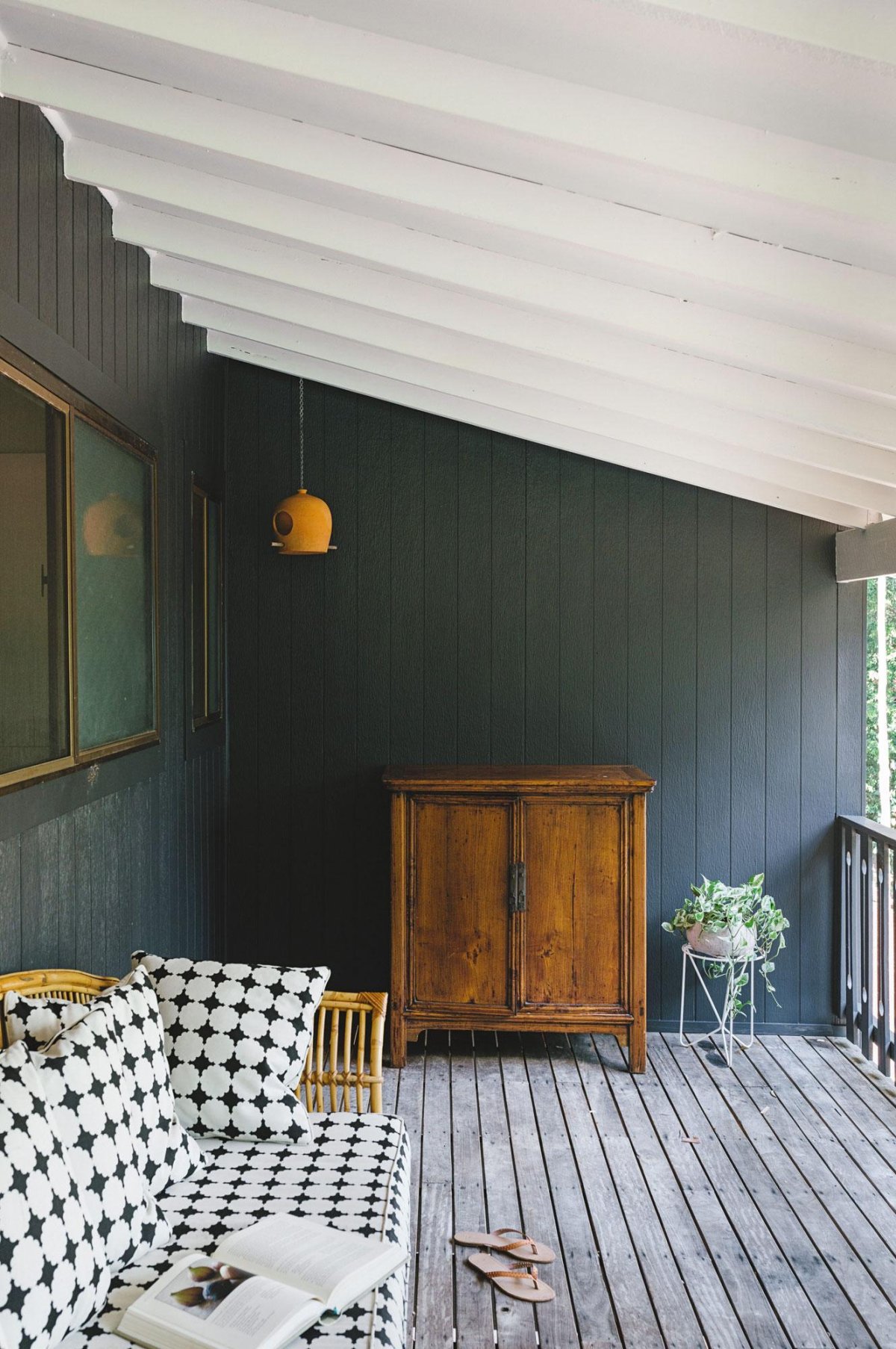 Деревянная спальня в деревянном доме