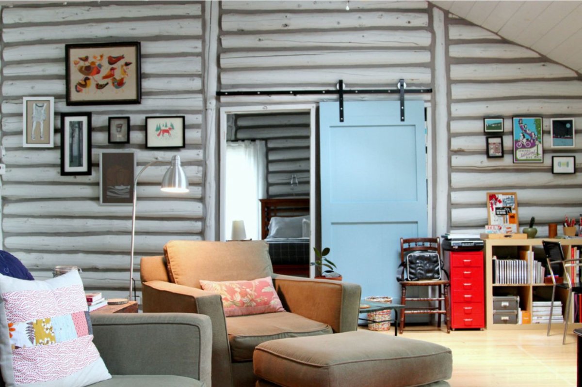 Спальня в скандинавском стиле в деревянном доме