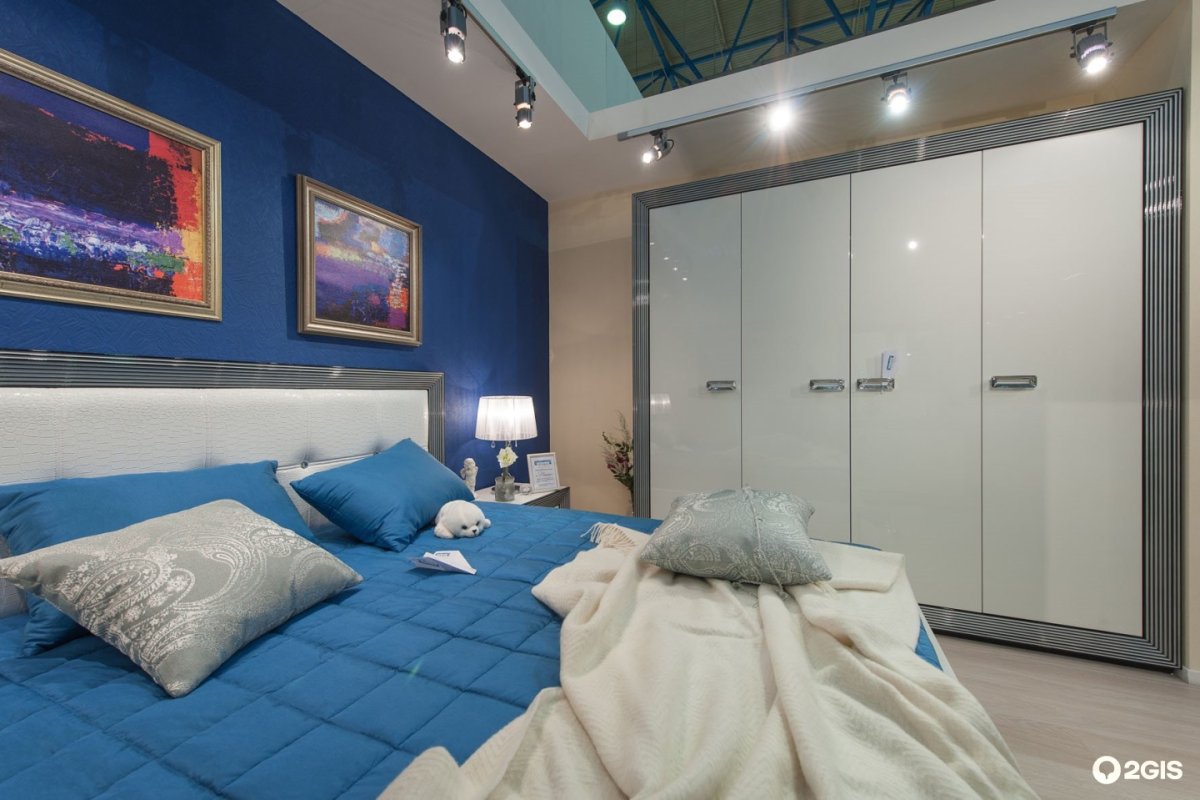 Тёмная спальня с обычным ремонтом