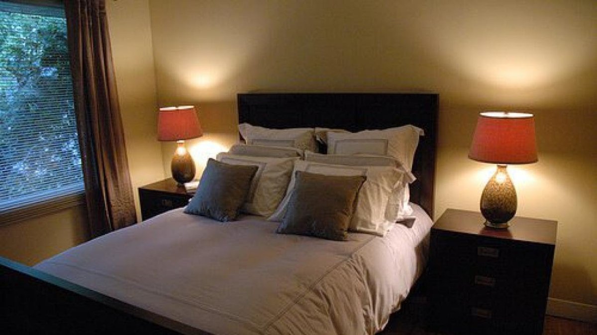 Комната с кроватью ночью