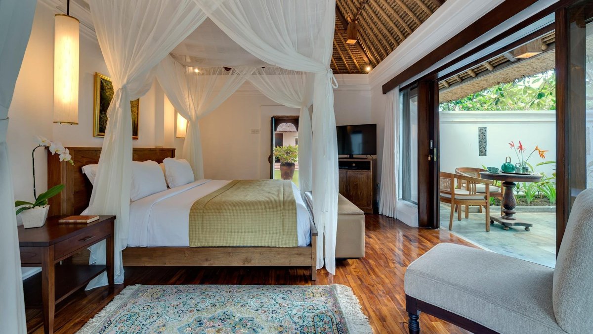 Спальня в балийском сером стиле