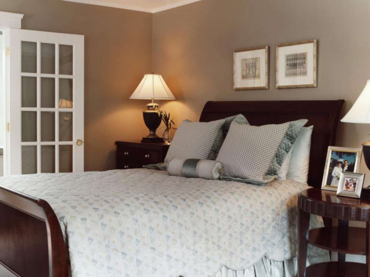 Кровать цвета тауп