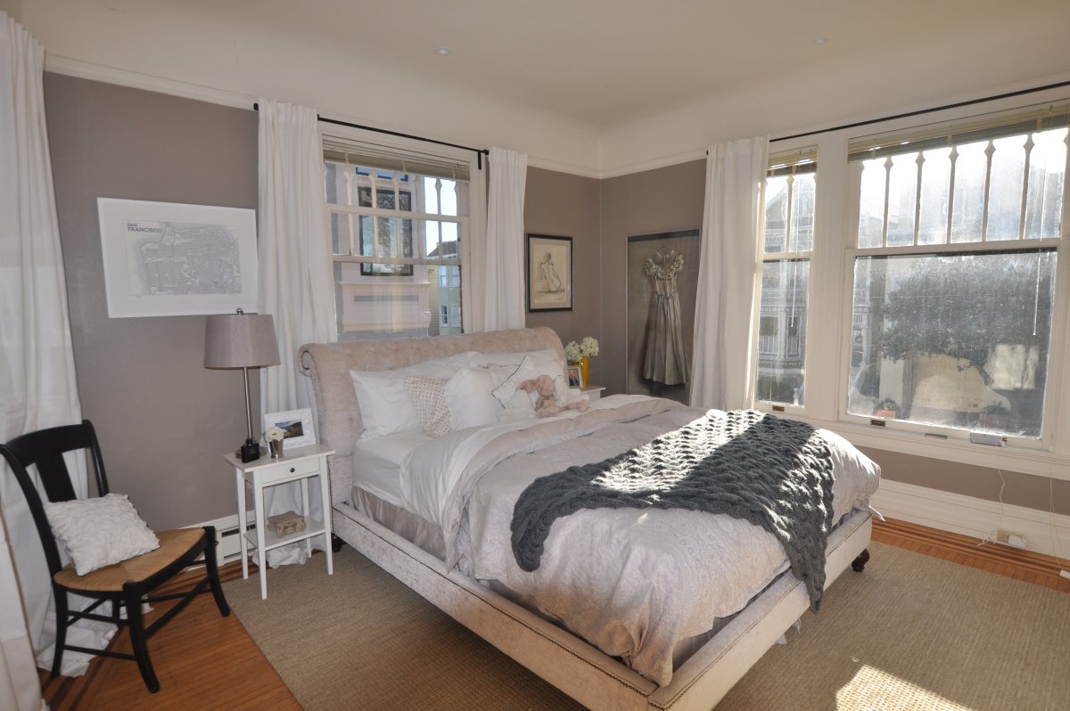 Стены тауп в спальне