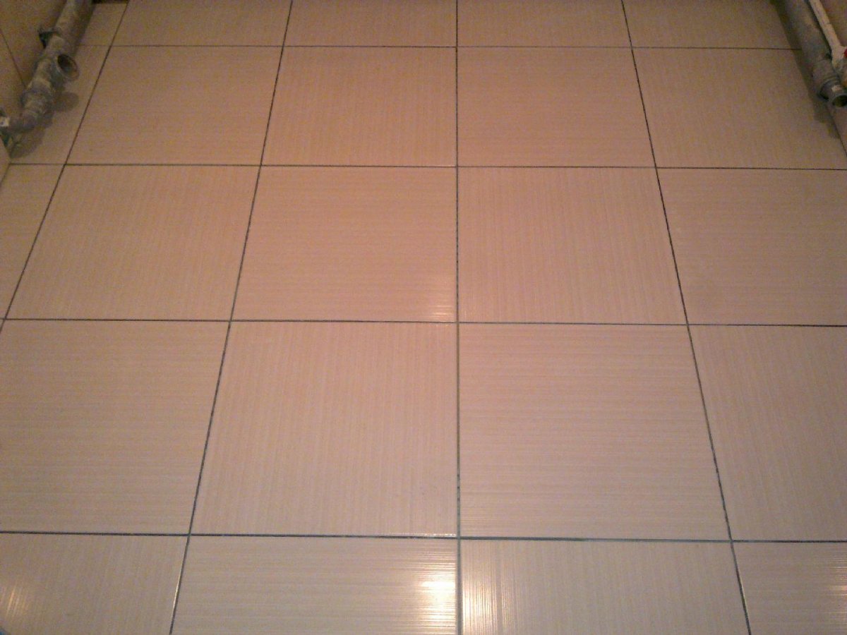 Бежевая плитка с черной затиркой