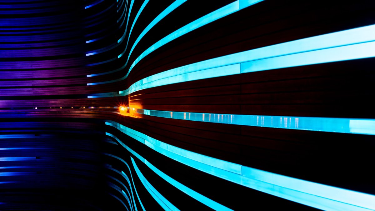 Неоновая стена