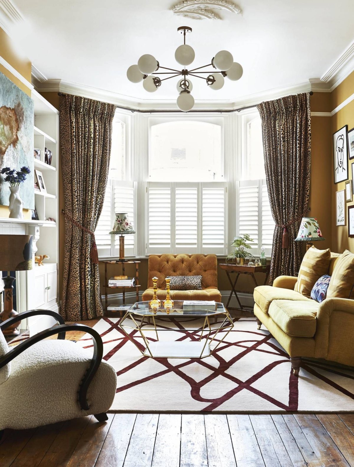 Гостиная с эркерным окном