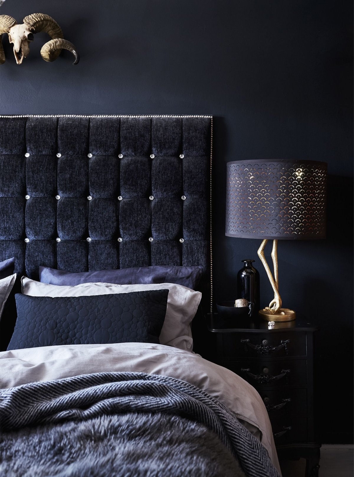 Спальня в темных тонах