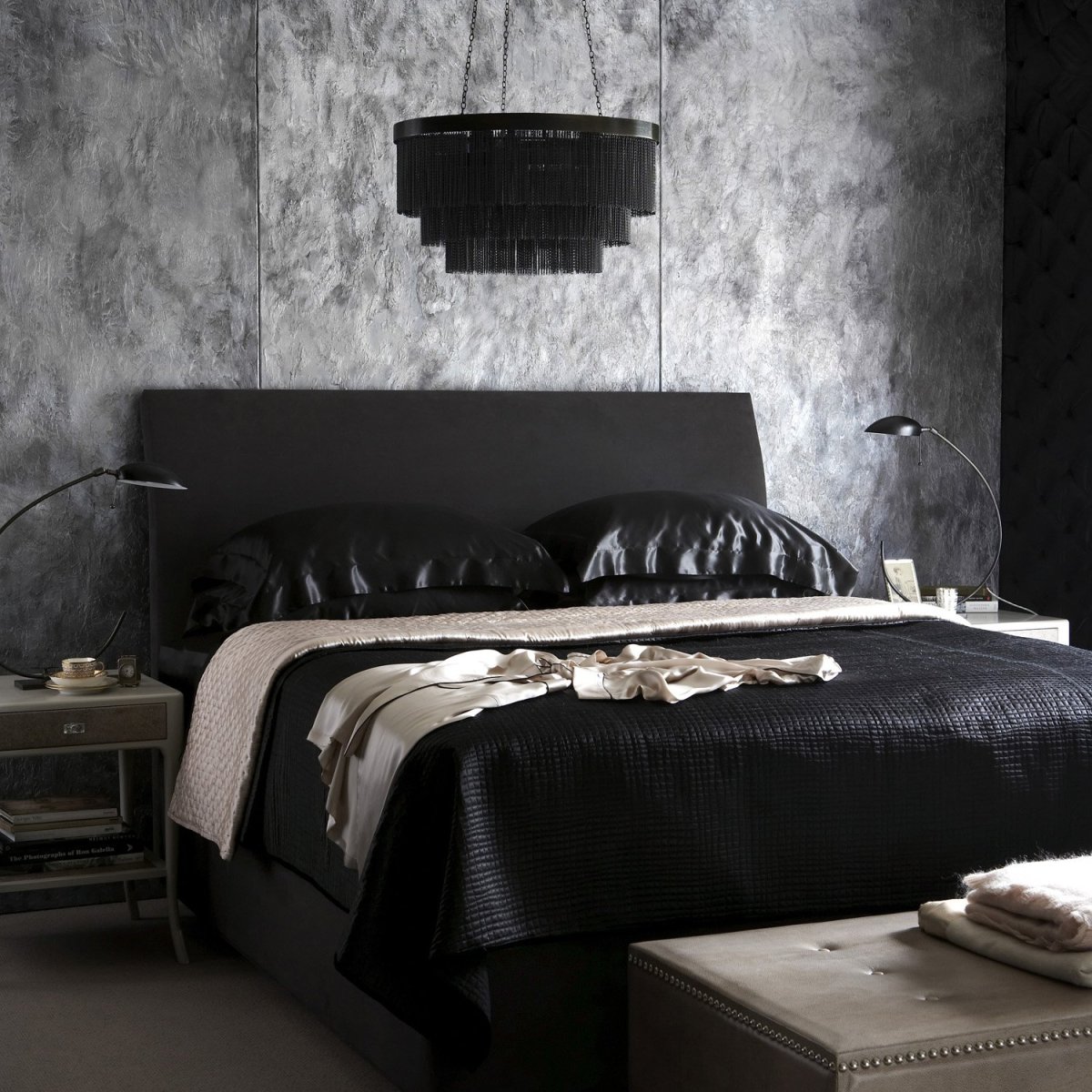 Тотал Блэк комната