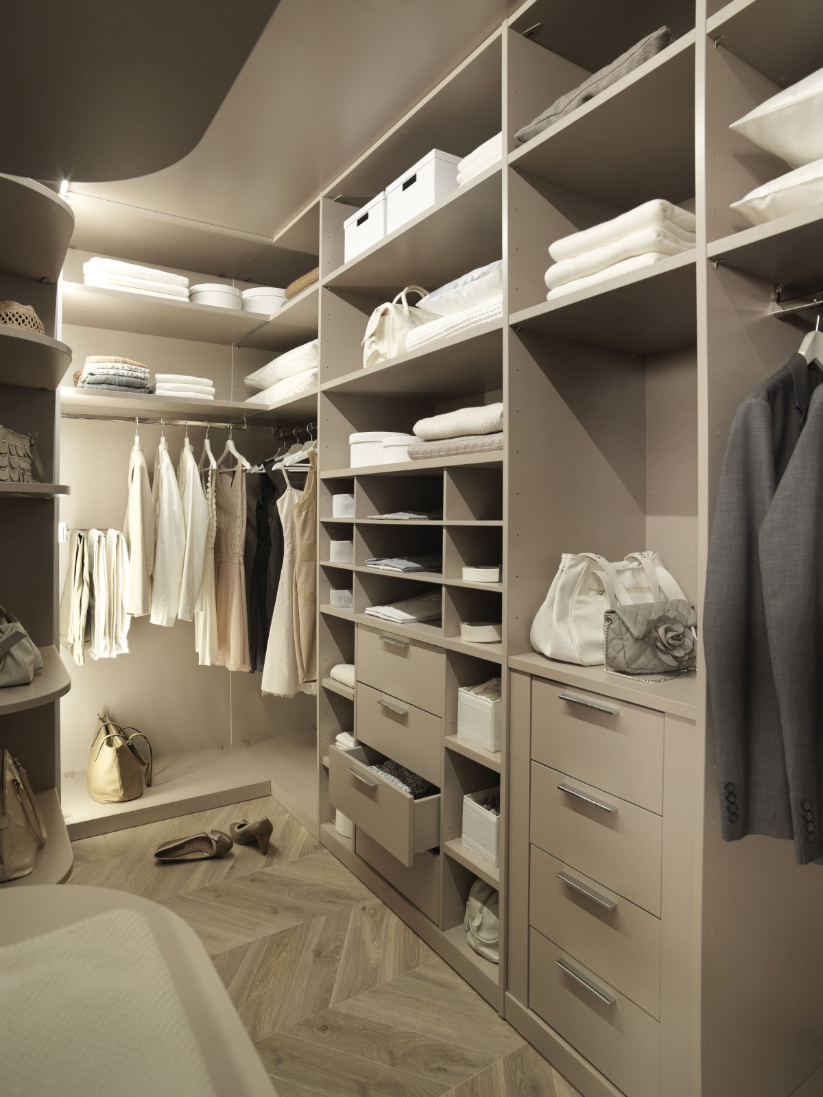 Гардеробная в спальной комнате