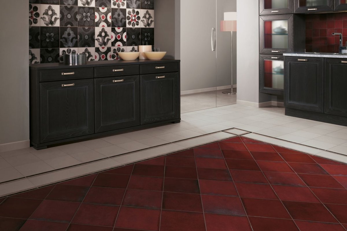 Плитка для пола бордового цвета