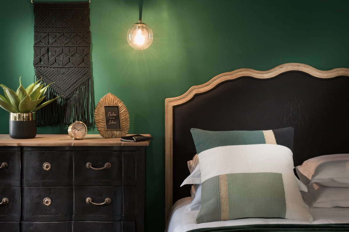 Спальня в зелено коричневых тонах