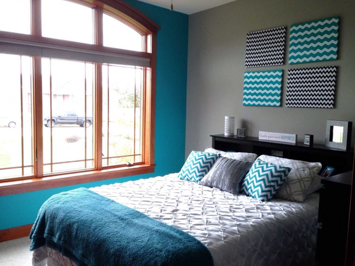 Спальня с бирюзовой стеной