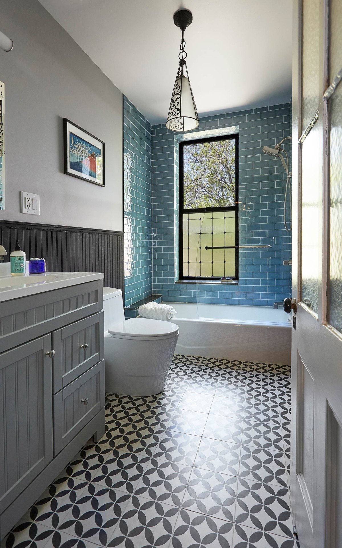 Серый кабанчик в ванной