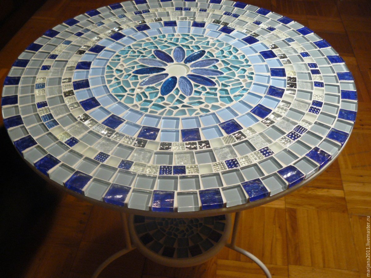 Круглый столик из мозаики