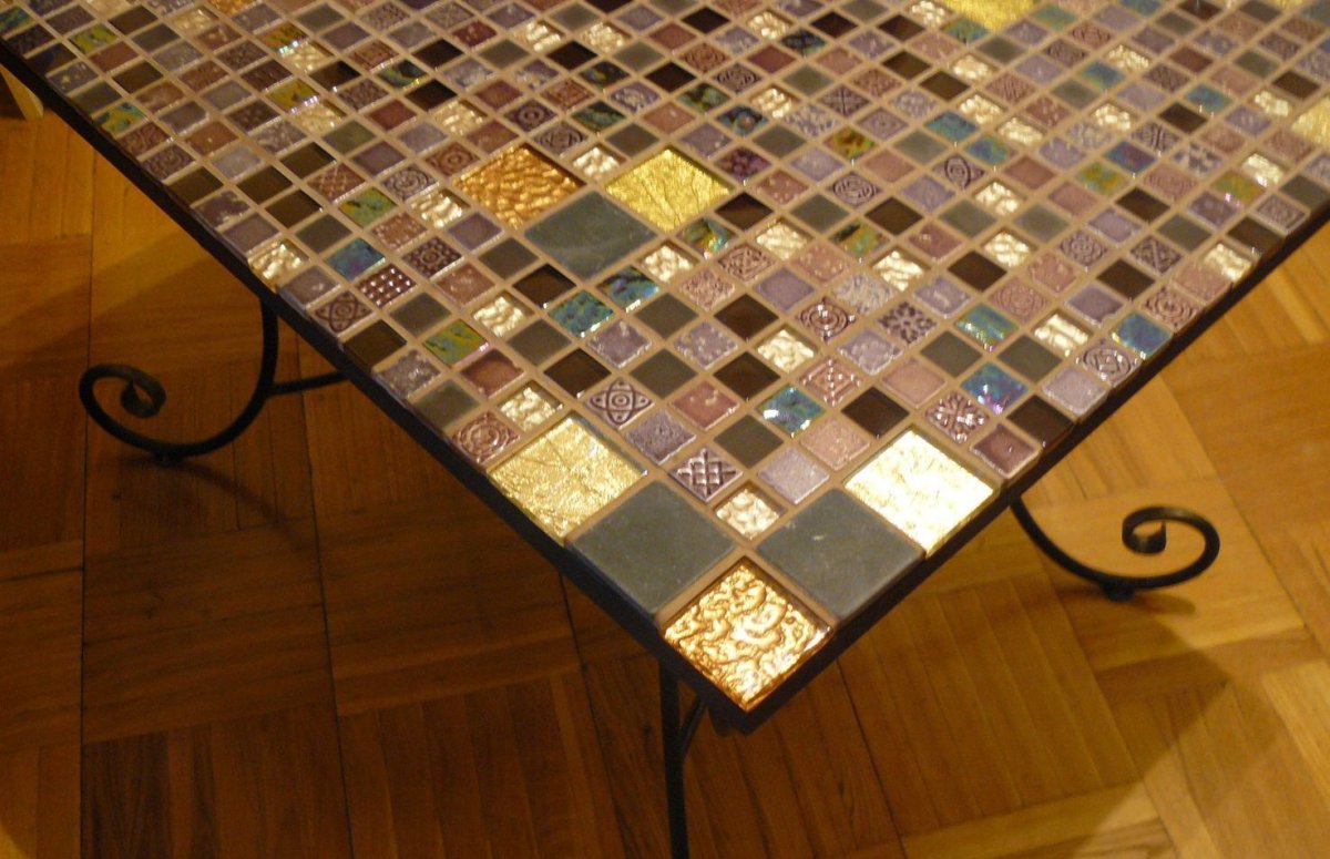 Стол отделанный плиткой