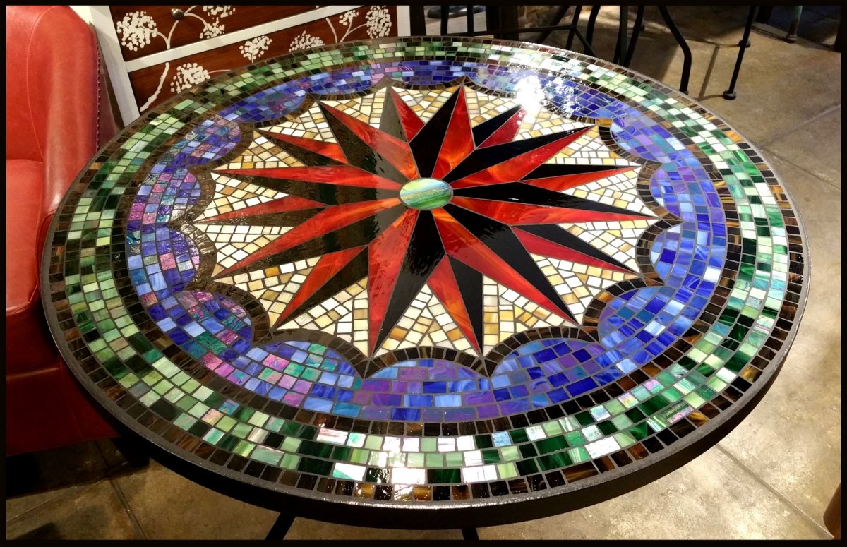 Стол с индийской мозаикой